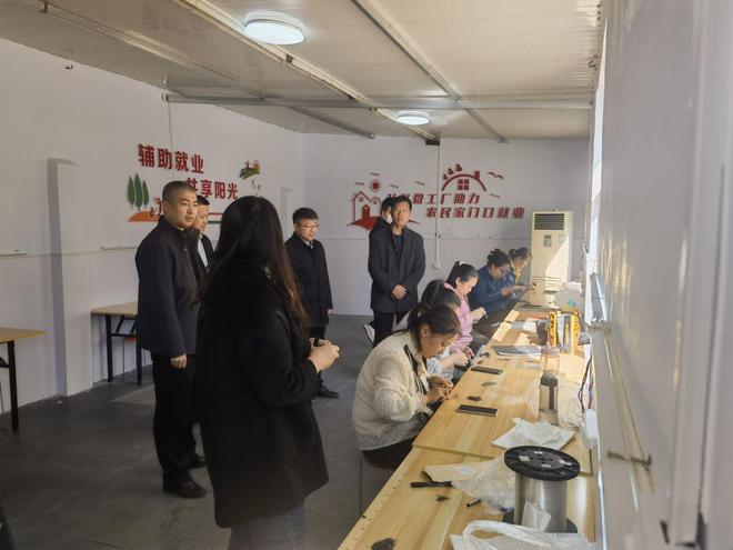 區(qū)中華職教社主任郭大軍一行調(diào)研梁才街道社區(qū)微工廠服務(wù)體系建設(shè) 聚焦咨詢與培訓(xùn)賦能基層就業(yè)